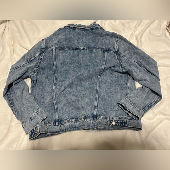 NWOT! Old Navy light wash distressed denim jacket size XL - Picture 2 of 3